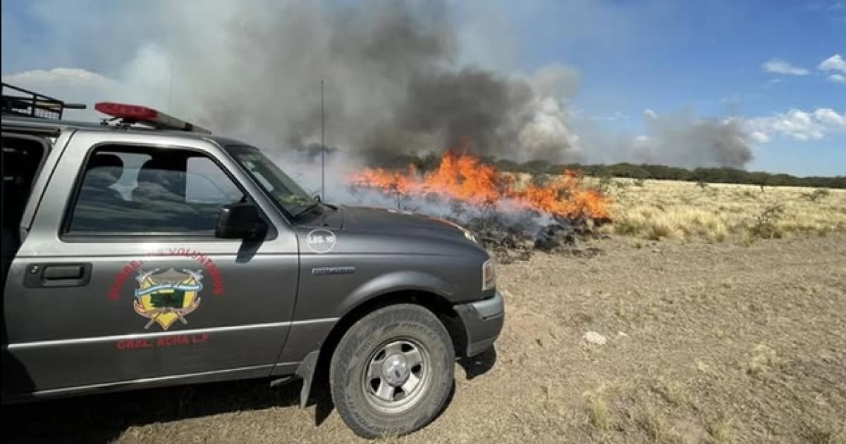 Los bomberos informaron de su situación en medio de incendios rurales en la zona de Acha