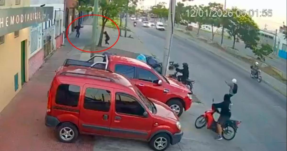 Impactante video- un policiacutea de civil baleoacute a un motochorro de 16 antildeos en La Matanza