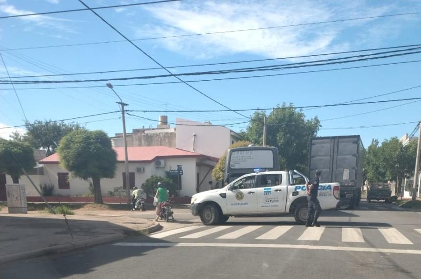 El micro y el camión térmico chocaron en forma lateral