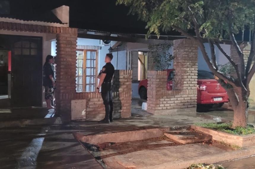 El Renault Logan estaba estacionado en el frente de la casa