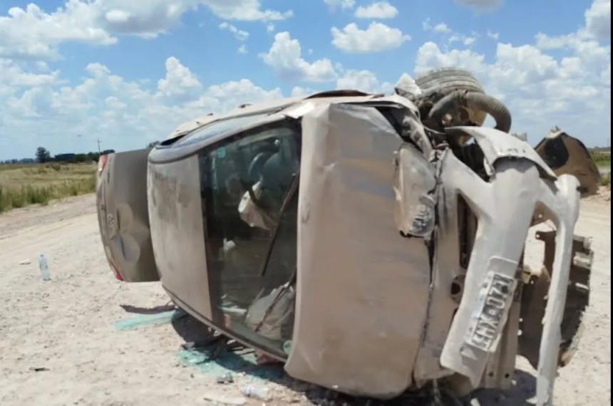 El Toyota Corolla volcó impacto un guardarrail y terminó volcado en la mano de enfrente