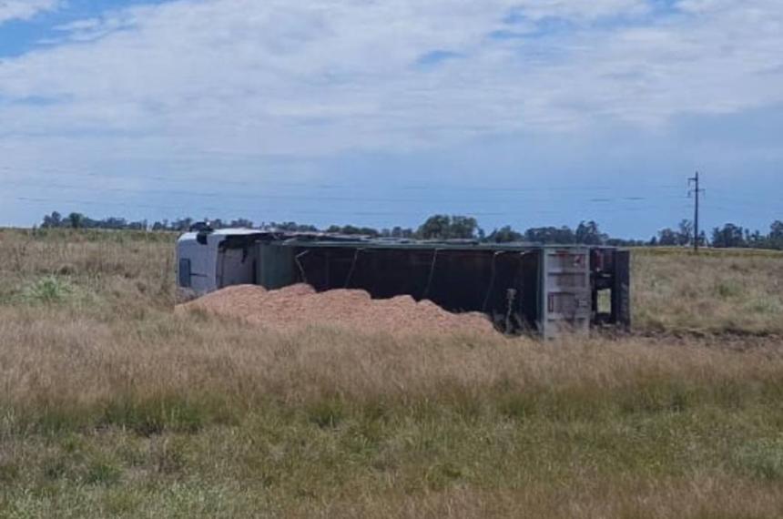 El camión siniestrado entre Lonquimay y Catriló