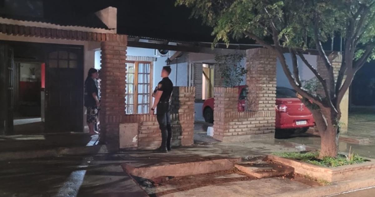 El Renault Logan estaba estacionado en el frente de la casa