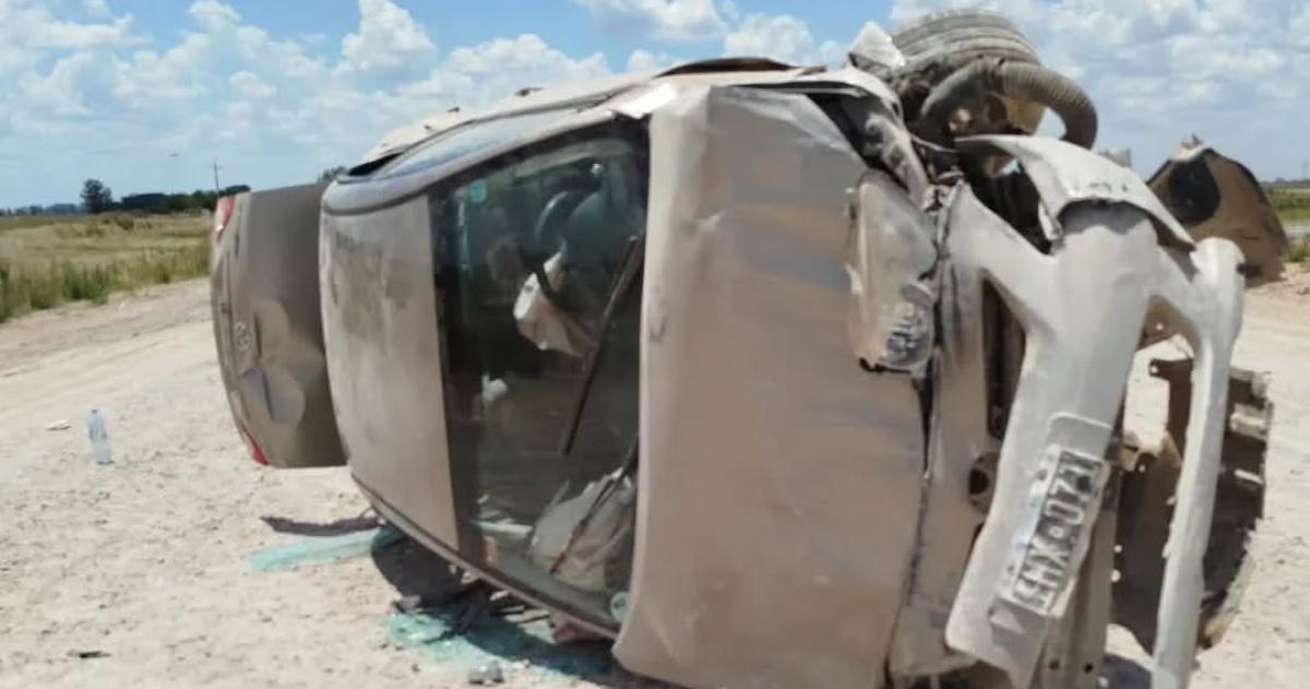 El Toyota Corolla volcó impacto un guardarrail y terminó volcado en la mano de enfrente