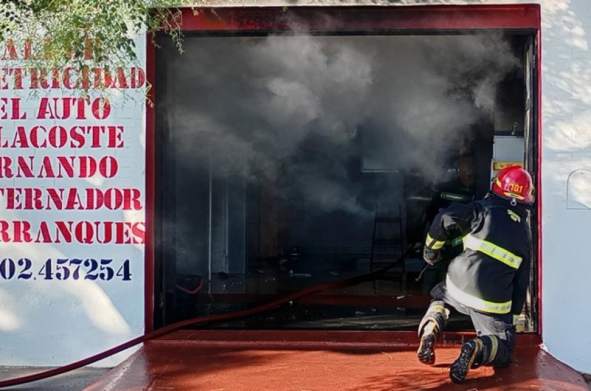 Un total de 10 bomberos trabajaron en el foco de barrio Talleres