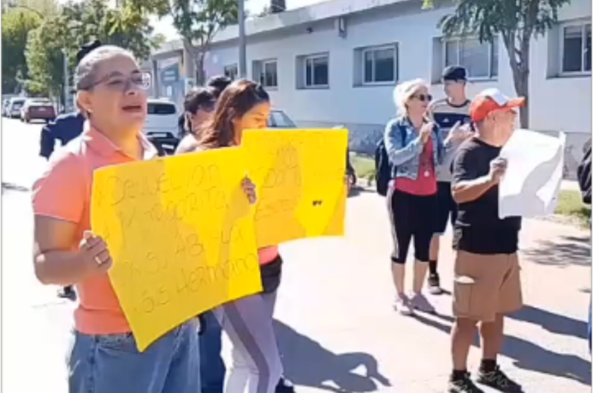 Una abuela volvioacute a marchar frente a Nintildeez por la restitucioacuten de su nieta de 2 antildeos