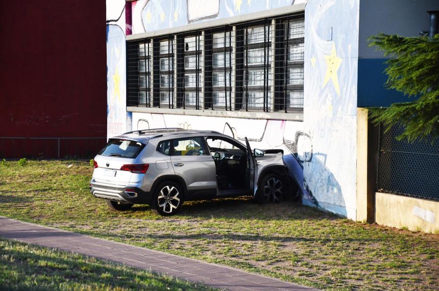 Automovilista se salioacute de una rotonda y chocoacute contra un colegio
