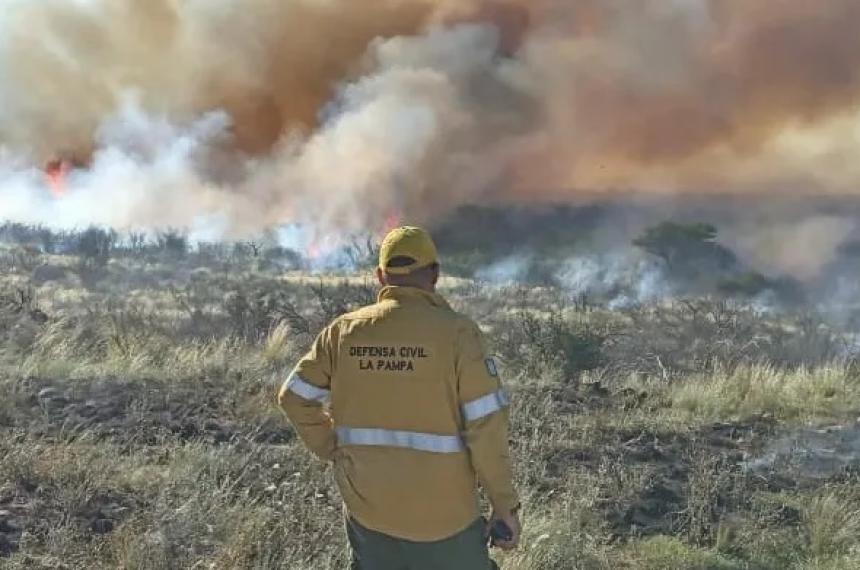 Los brigadistas de DEfensa Civil trabajan para contener las llamas