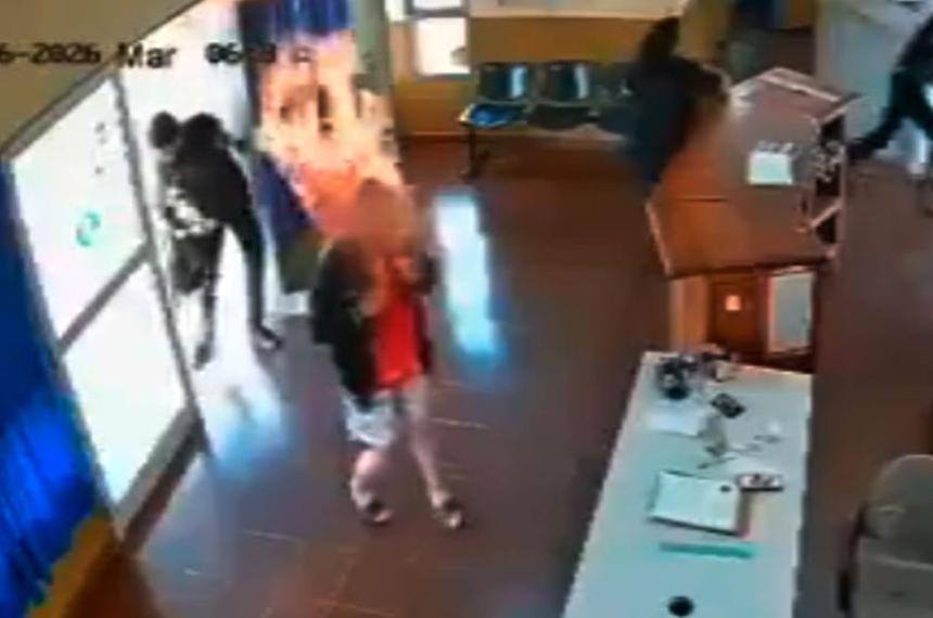 Misiones- murioacute la mujer que se prendioacute fuego en una comisariacutea tras la detencioacuten de su hijo