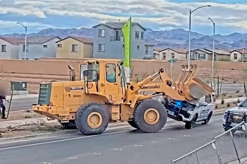 Roboacute una pala mecaacutenica aplastoacute a moacuteviles policiales y lo pararon a los tiros