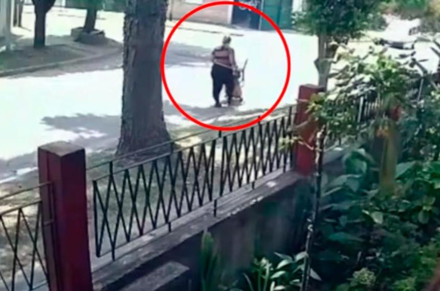 Aterrador video- una mujer fue atropellada por un auto que primero chocoacute con un colectivo