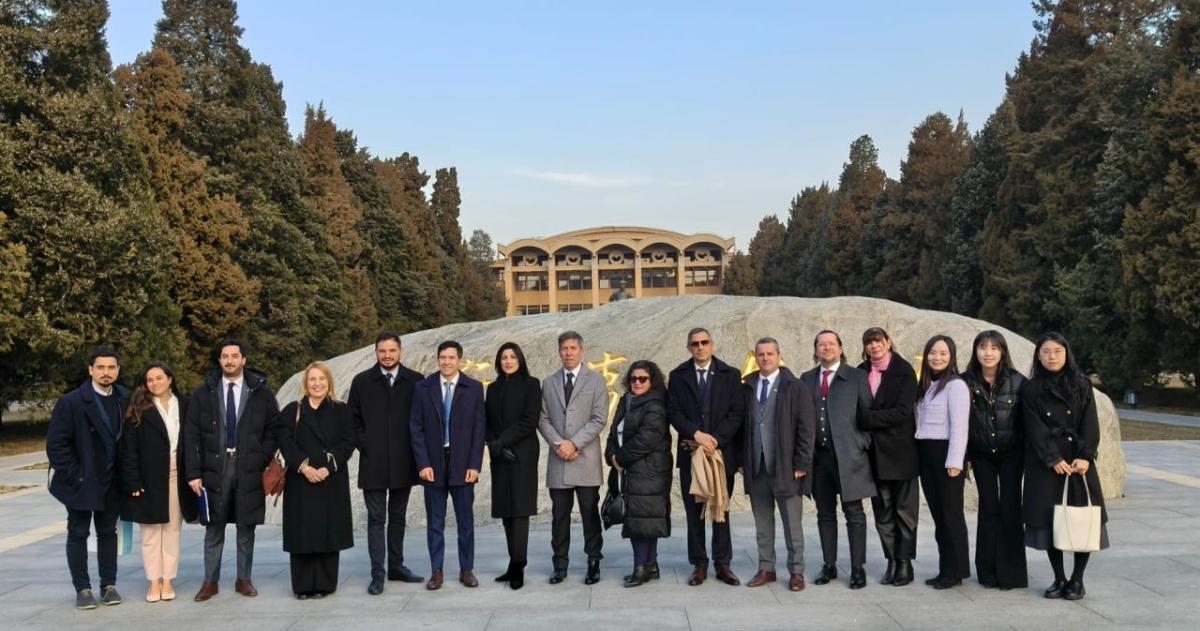 Poleacutemica por el viaje de Ardohain a China- cuestionamientos poliacuteticos y diplomaacuteticos