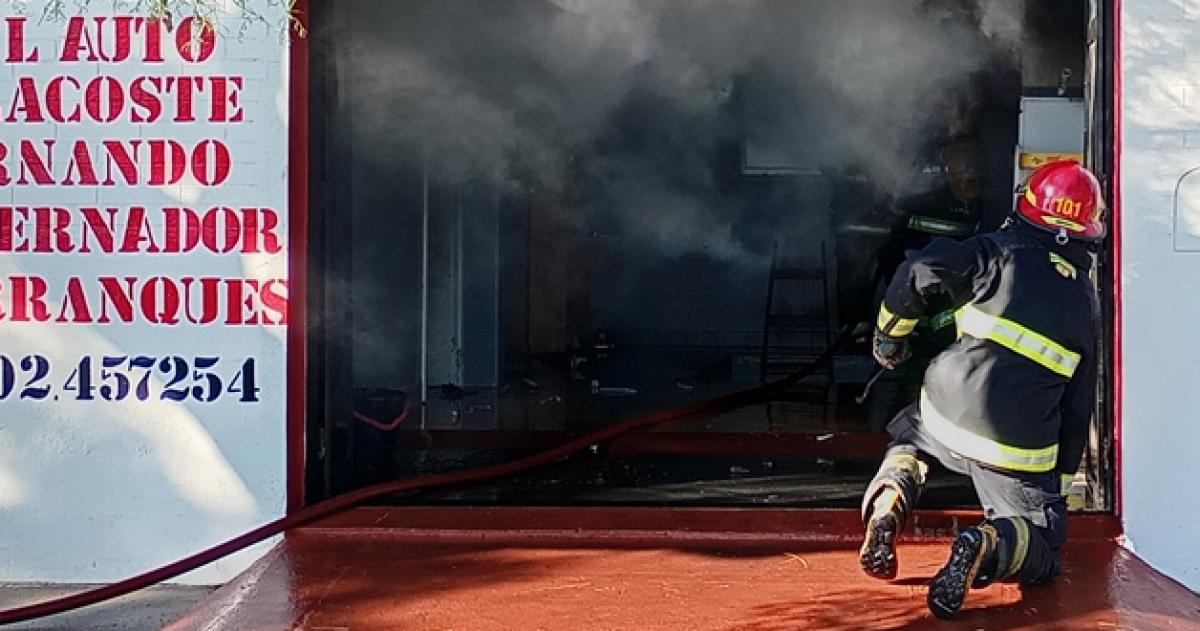 Un total de 10 bomberos trabajaron en el foco de barrio Talleres