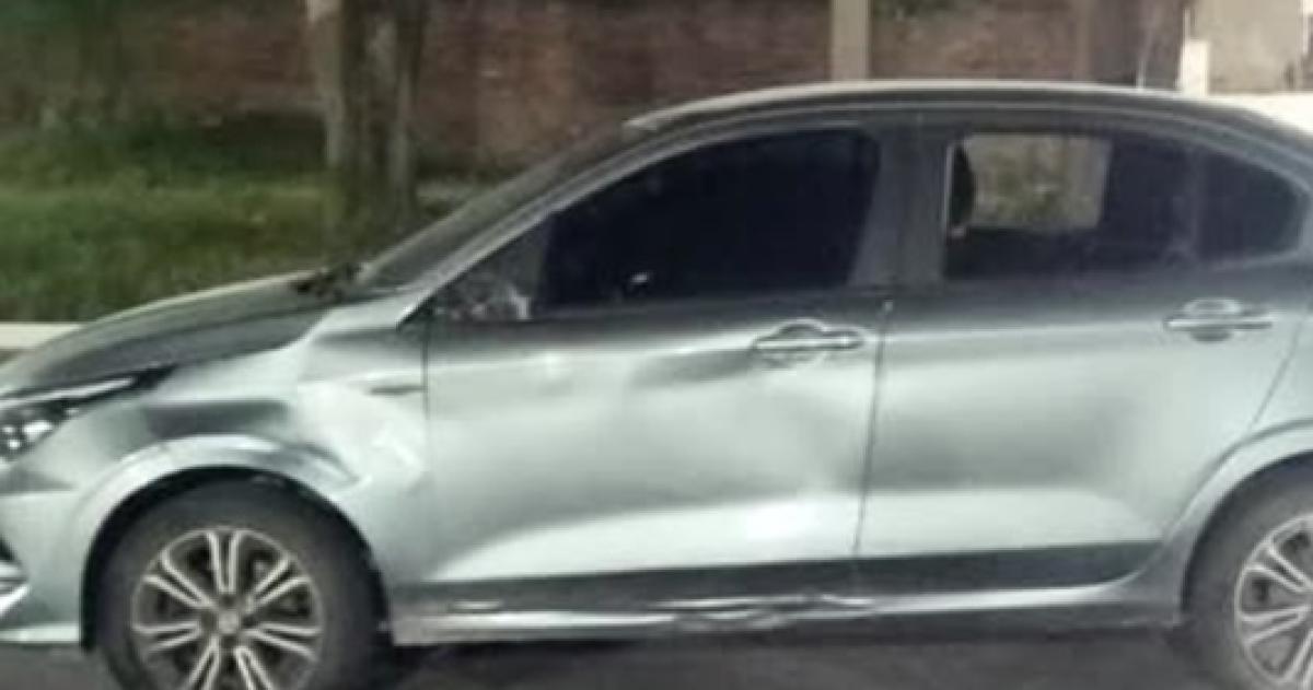 El auto sufrió el impacto en la puerta delantera izquierda