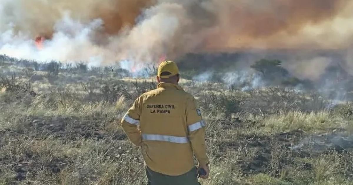 Los brigadistas de DEfensa Civil trabajan para contener las llamas