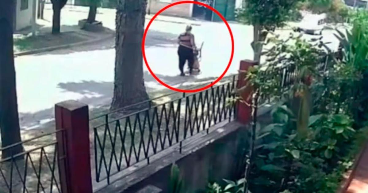 Aterrador video- una mujer fue atropellada por un auto que primero chocoacute con un colectivo