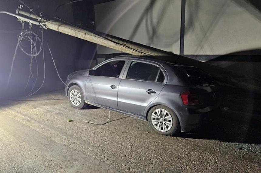 El poste causó serios daños en el vehículo