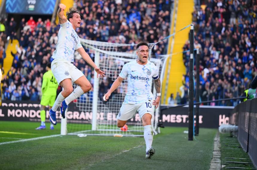 Martínez y Espósito festejan el tanto del Inter que sigue como líder del calcio