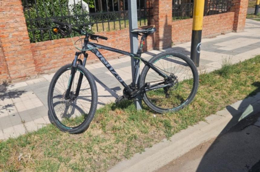 El autor del robo abandonó la bicicleta y escapó a pie