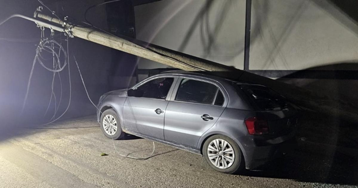 El poste causó serios daños en el vehículo