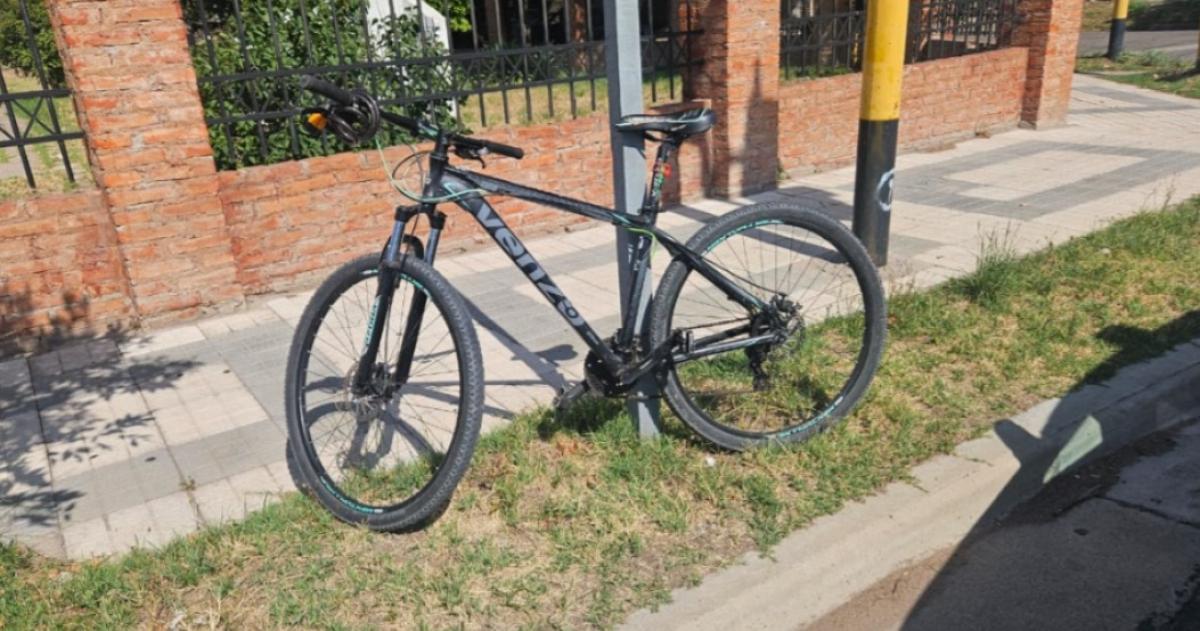 El autor del robo abandonó la bicicleta y escapó a pie