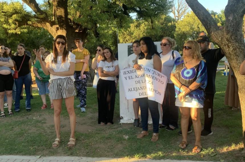 Yanel Buffa familiares y vecinos vienen manifest�ndose por el caso (foto Zonal Noticias)