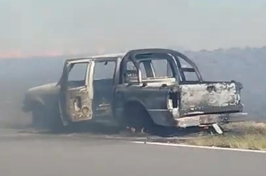 Una camioneta se incendioacute en un cruce de rutas