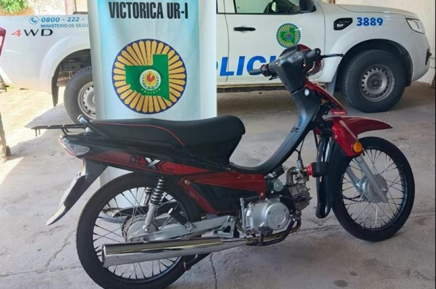 El detenido llevaba la moto a pie por las calles de Victorica
