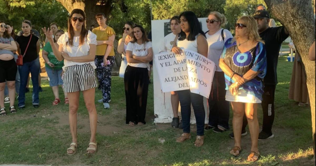 Yanel Buffa familiares y vecinos vienen manifest�ndose por el caso (foto Zonal Noticias)