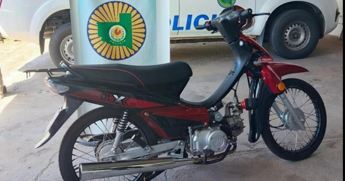 El detenido llevaba la moto a pie por las calles de Victorica