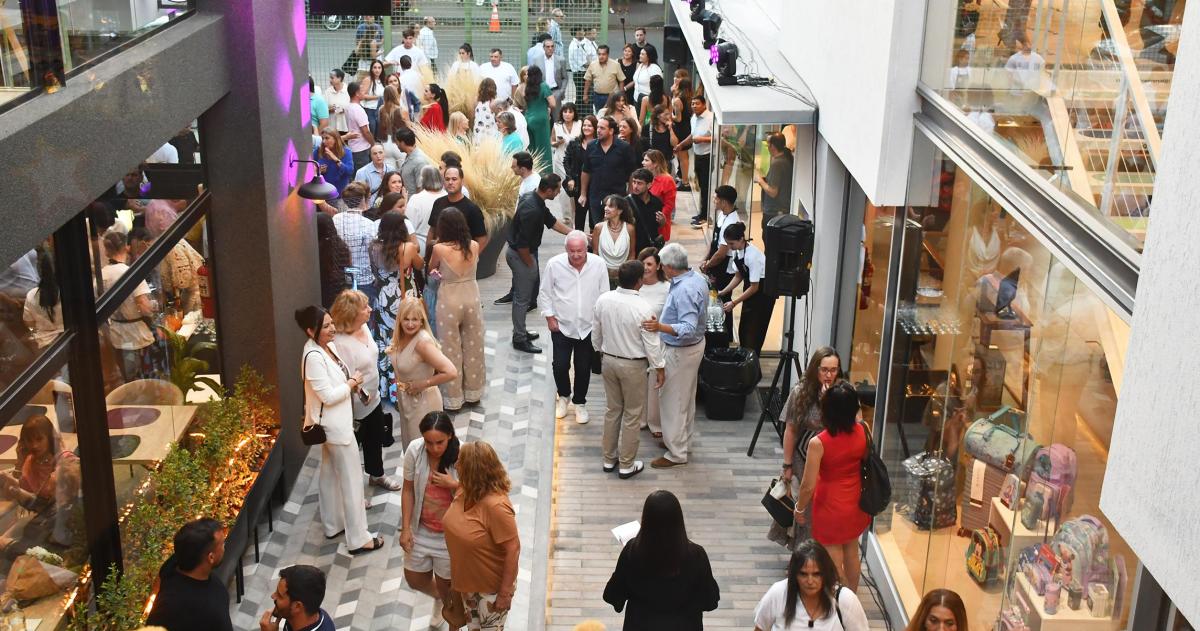 El Paseo Marinelli se encuentra sobre la calle Coronel Gil al 450