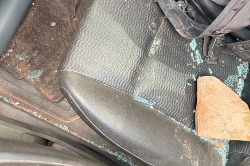 Con un ladrillo la joven rompió el vidrio del patrullero