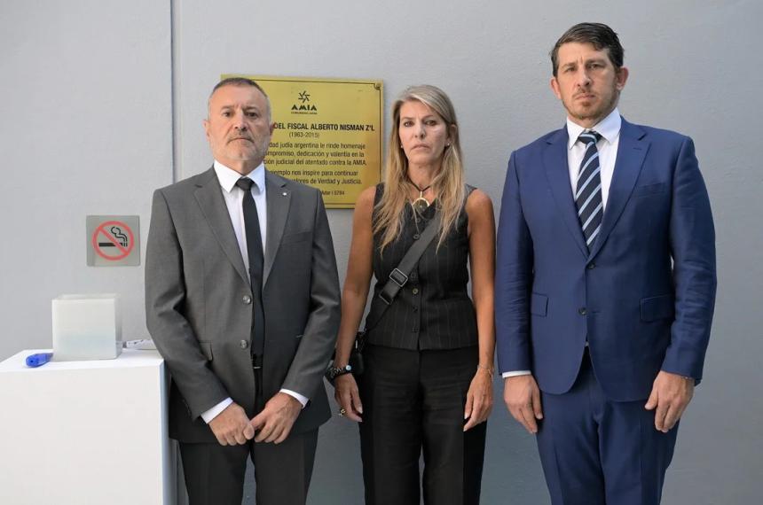 La ceremonia fue encabezada por el secretario general de la AMIA Mario Sobol  y Sandra Arroyo Salgado ex esposa del fiscal