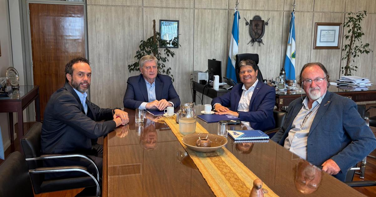 Posicioacuten sin fisuras contra la reforma laboral y tensioacuten inevitable con la Intersindical