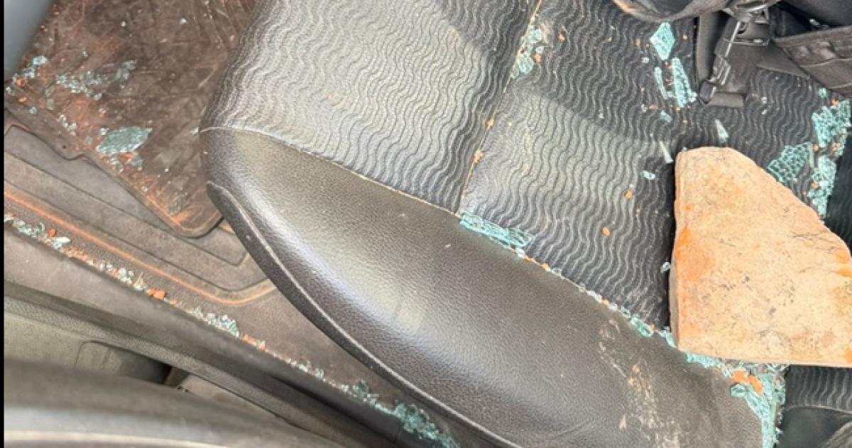 Con un ladrillo la joven rompió el vidrio del patrullero