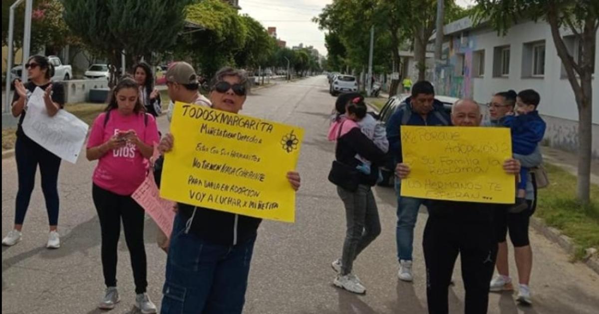 Tras varias protestas frente a Niñez la abuela consiguió reunir a sus nietos