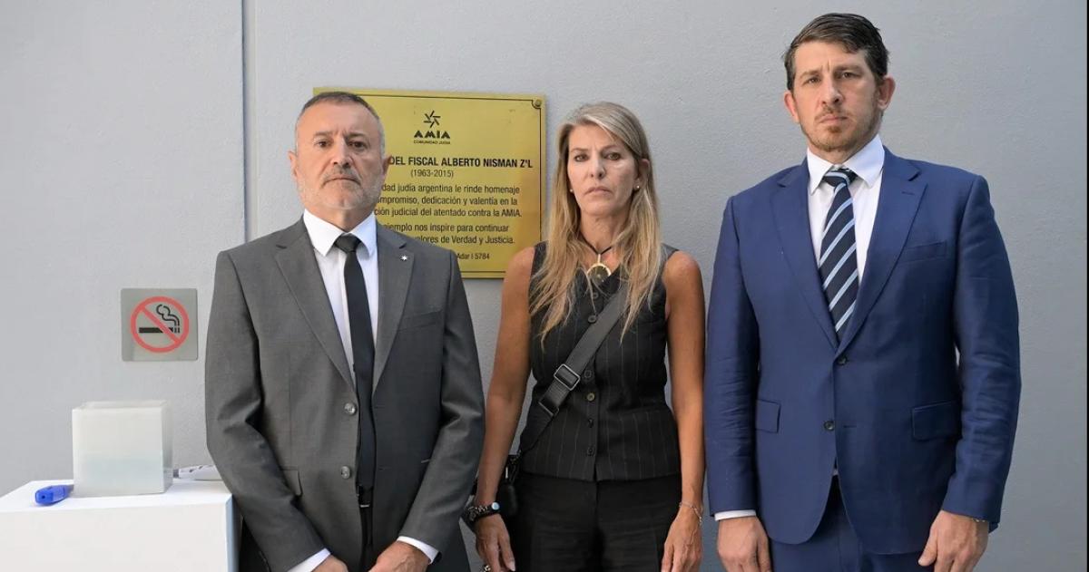 La ceremonia fue encabezada por el secretario general de la AMIA Mario Sobol  y Sandra Arroyo Salgado ex esposa del fiscal