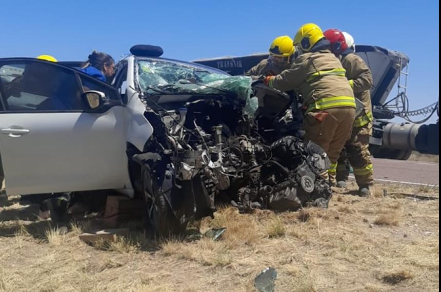 Bomberos trabajaron para rescatar al conductor del 308