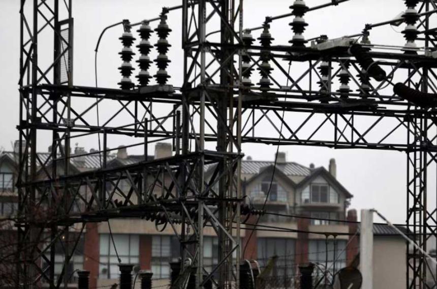 n edificio es visto detr�s de la planta de distribución de energía de la compañía eléctrica en Buenos Aires