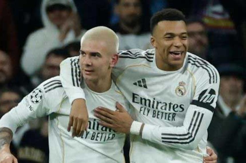 Mastantuono abrazado por Mbappé festeja su primer gol en Champions League