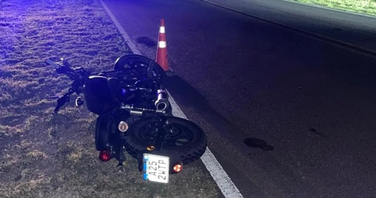 El motociclista sufrió una fractura de fémur