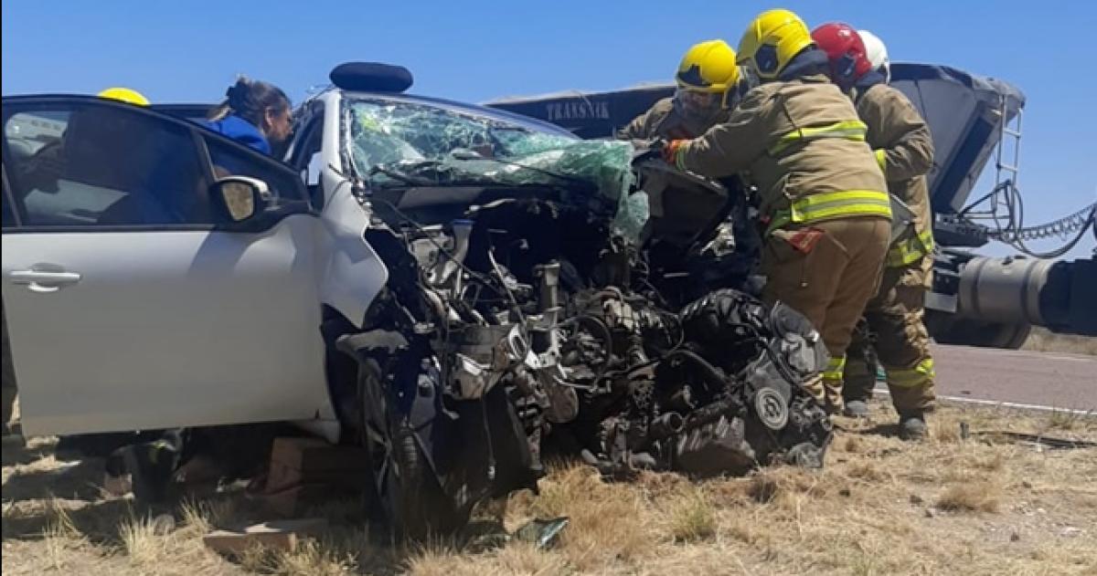 Bomberos trabajaron para rescatar al conductor del 308