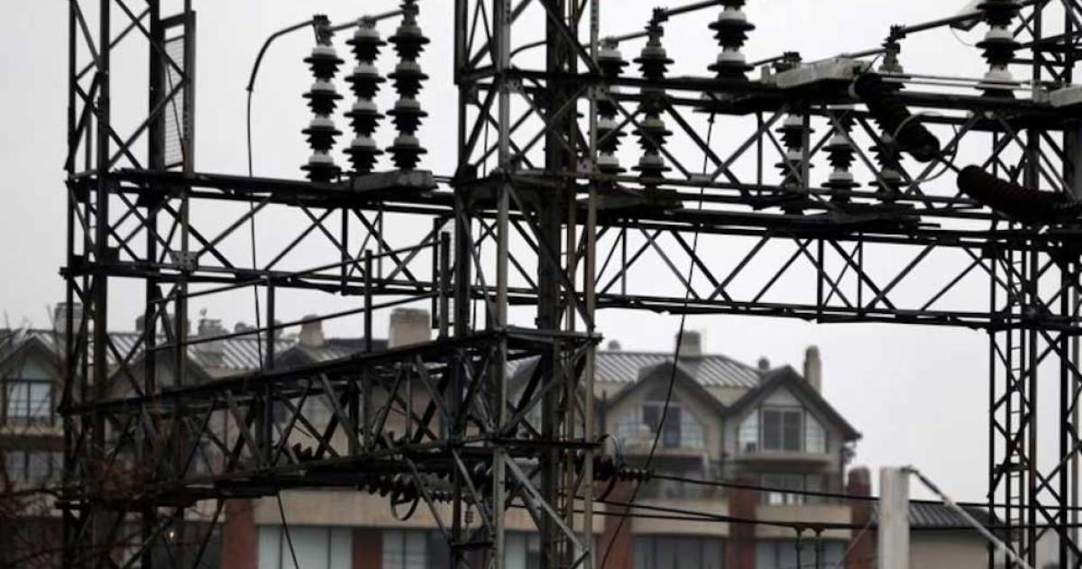 n edificio es visto detr�s de la planta de distribución de energía de la compañía eléctrica en Buenos Aires