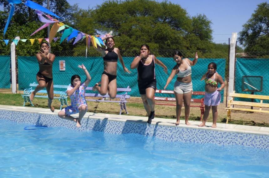 Chicos y chicas disfrutan de las diferentes propuestas veraniegas