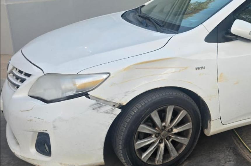 El auto quedó con daños y marcas evidentes del siniestro