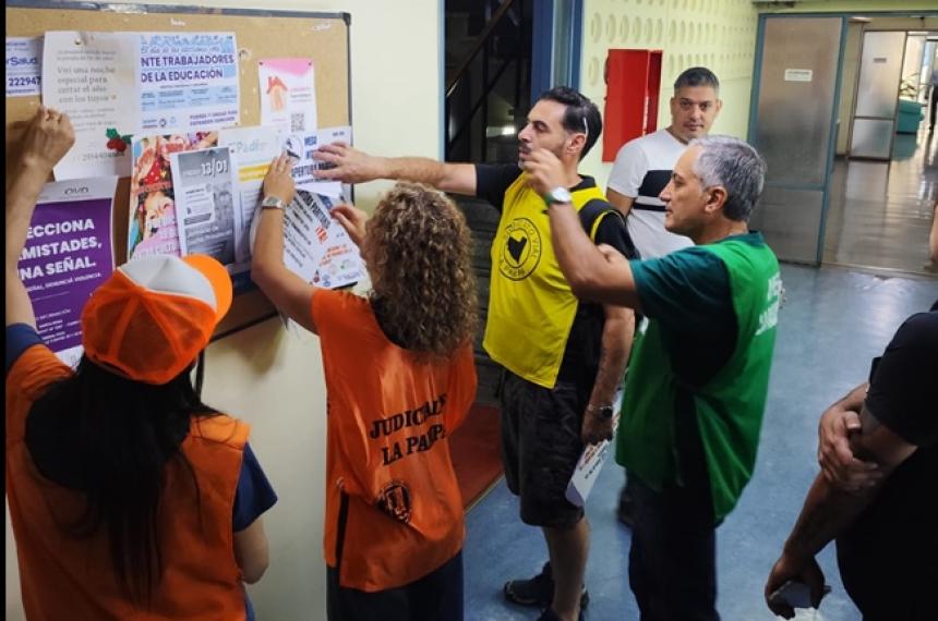 Los afiches conlos reclamos se colocaron en distintos puntos de Casa de Gobierno