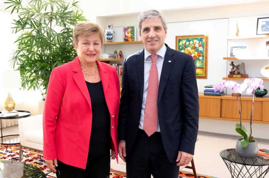 El ministro de Economía Luis Caputo y la titular del FMI Kristalina Georgieva mantuvieron un contacto en Davos