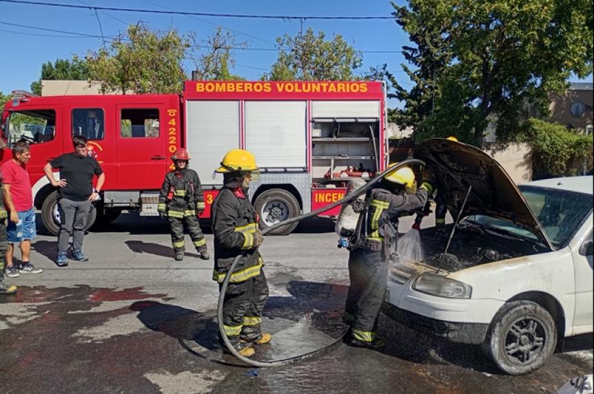 Los bomberos lograron controlar las llamas en el vehículo