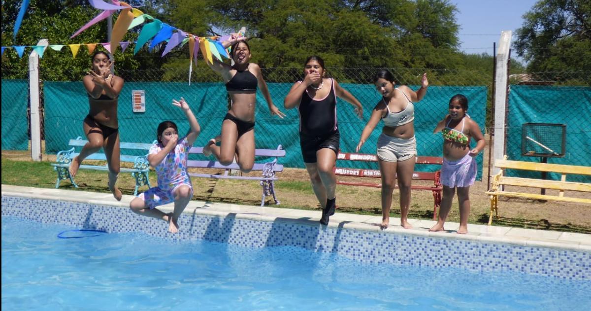 Chicos y chicas disfrutan de las diferentes propuestas veraniegas