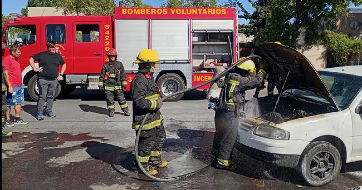 Los bomberos lograron controlar las llamas en el vehículo